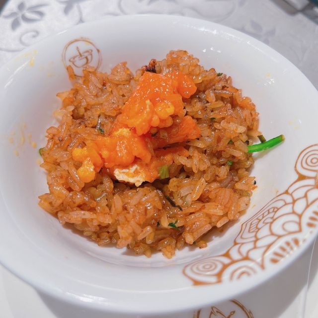 環境方面，餐廳以傳統中菜菜館裝修，夠古色古香，係呢個環境食飯都幾舒服，好適合帶埋屋企人黎開開心心聚下食餐飯~