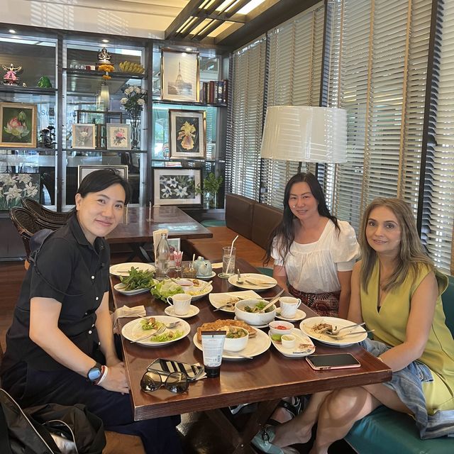 Hot Shoppe ร้านอร่อยและเก่าแก่ย่านสุขุมวิท 