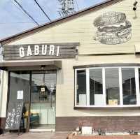 ハンバーガーに生野菜を挟まない店