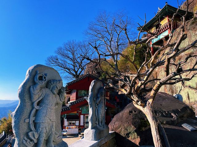 높은 암벽에 조각되어있는 사찰⛰️