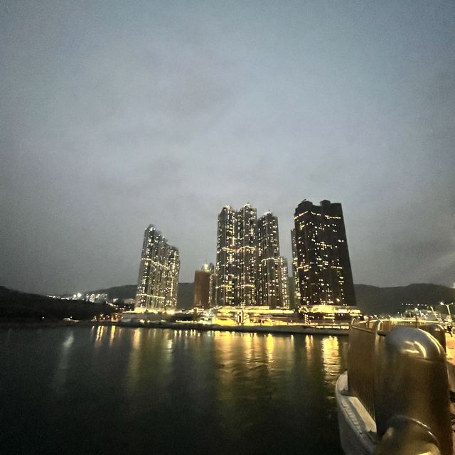 日出康城是一繁華帶靜令人陶醉的夜景～