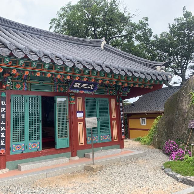 수로왕과 그의 아내 허왕후의 영정을 봉안되어 있는 해은사