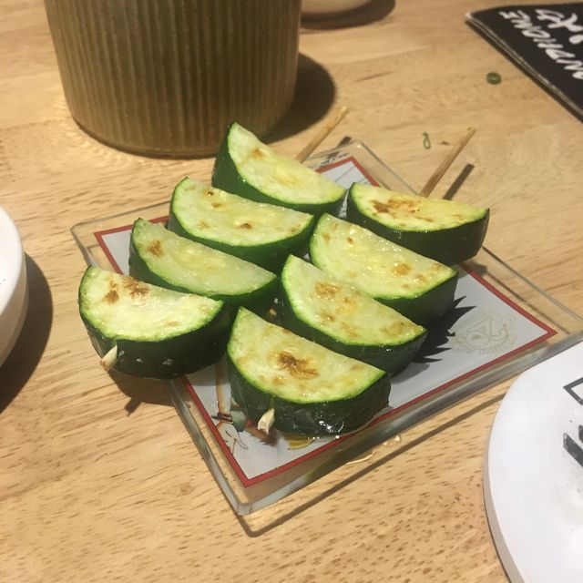 台北島厝居酒屋，一夜干、烤魚下巴、烤肉串，卡通風格的店面，讓你感受日本風情