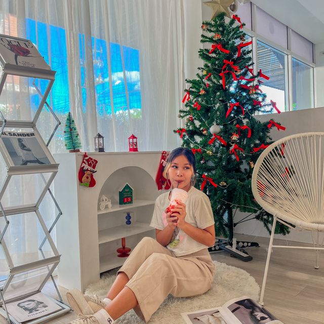 คาเฟ่สกล ตกแต่งตรีมคริสมาสต์ด้วยนะ🎄