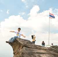 ผาชูธง (Pha Chu Thong  Cliff) จังหวัดพิษณุโลก