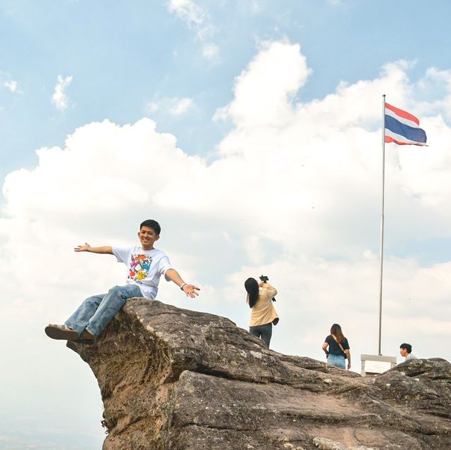 ผาชูธง (Pha Chu Thong  Cliff) จังหวัดพิษณุโลก