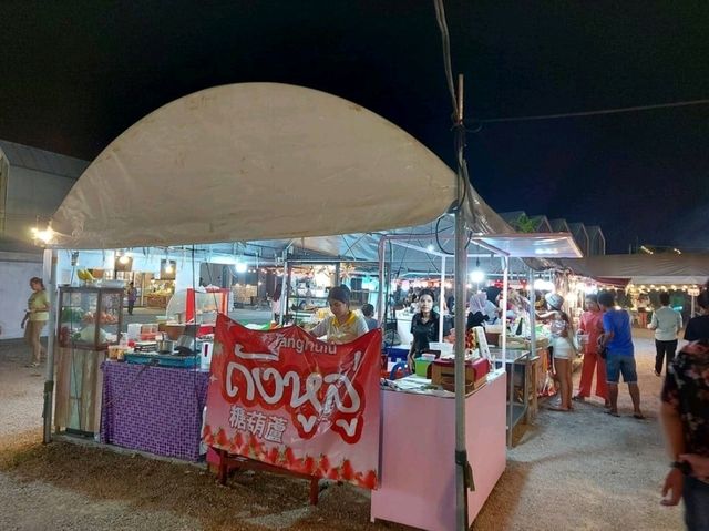 ตลาดยามค่ำริมหาดอ่าวนาง