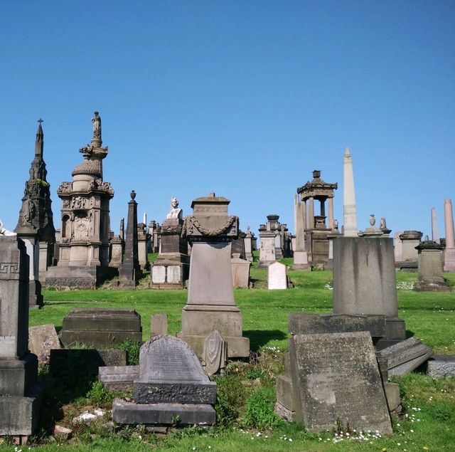 Stroll in a victorian cemetery 