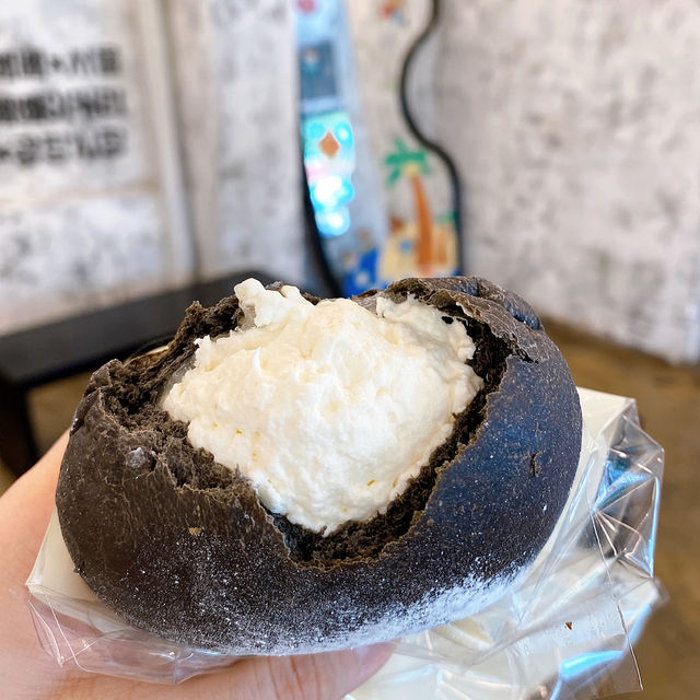ㅇㅂㅂ ABEBE BAKERY超夯排隊名店！爆漿奶油甜甜圈，一口咬下幸福感滿到溢出來！🍩💕
