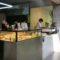 ปูรณ์ / POON คาเฟ่โอเอซีสสีเขียวกลางเมืองบางแสน