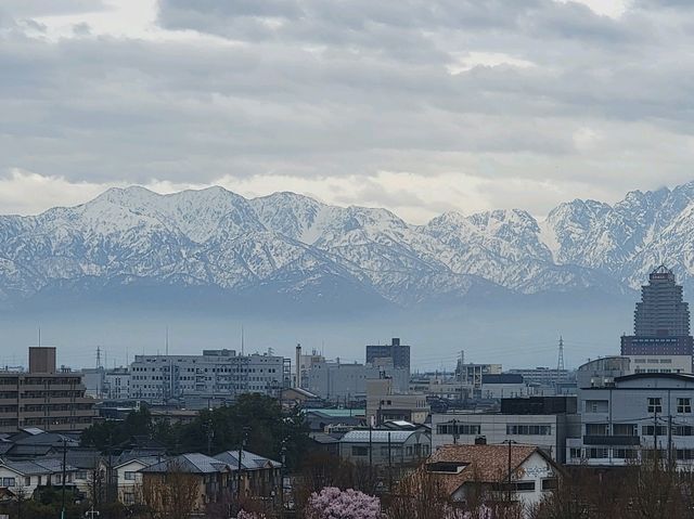 富山最美的不只星巴克 還有後面綿延的山峰