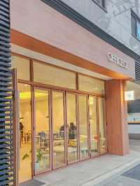 따뜻한 분위기의 연남동 힐링 카페 < 오피스오브 >