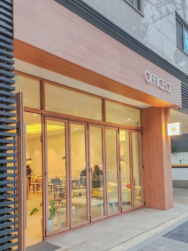 따뜻한 분위기의 연남동 힐링 카페 < 오피스오브 >