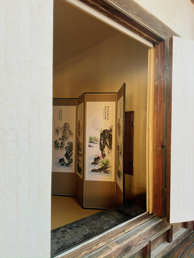 Discovering traditional hanok village with no crowds around 