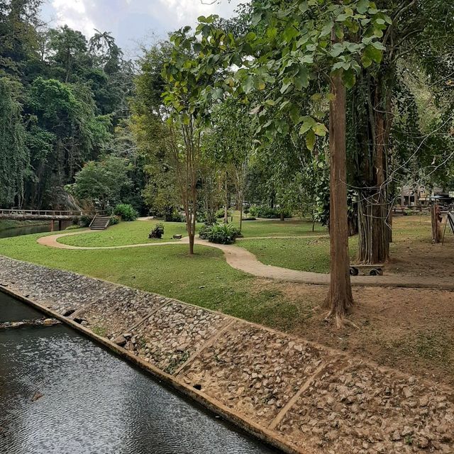 สัมผัสน้ำตกที่เป็นน้ำอุ่นหนึ่งเดียวของเมืองไทย