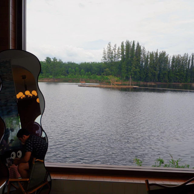 คาเฟ่ริมทะเลสาบสุดชิค 🛶