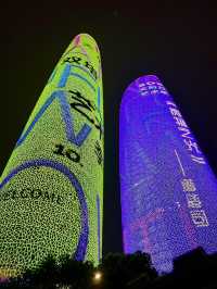 ตึกสูงทรงคู่🗼🗼จอ LED รอบตึกที่สวยและอลังการ