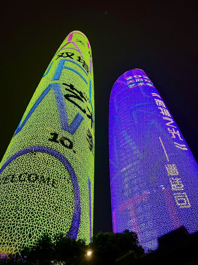 ตึกสูงทรงคู่🗼🗼จอ LED รอบตึกที่สวยและอลังการ