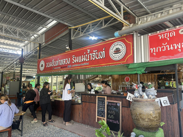 ขนมจีนน้ำยาปู ท่าหลวง ร้านนี้อร่อยมาก 🍚🥢