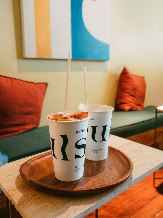 Pulse Phra-Arthit☕️バンコクでアートとコーヒーが融合するカフェ🇹🇭🎨