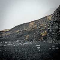 🇮🇸迷霧中的黑沙灘：冰島的神秘魅力之旅
