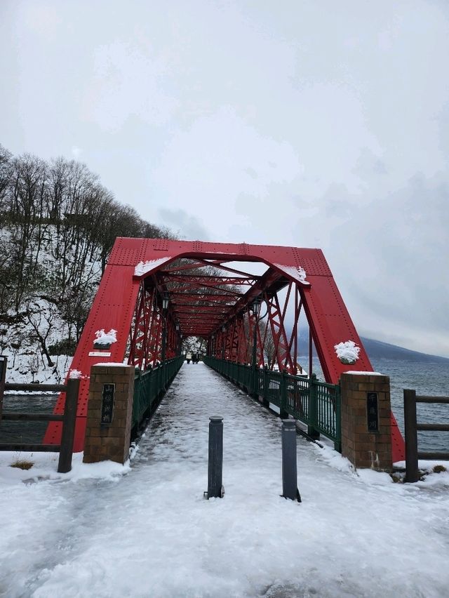 주변경관이 뛰어나 산책하기 좋은 시코츠호수🏞