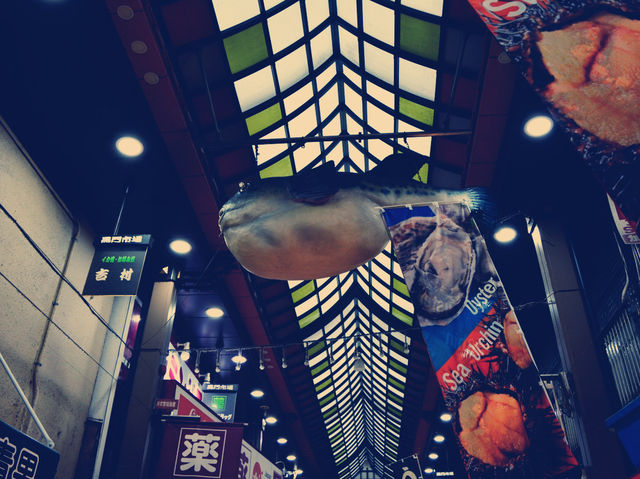 大阪黑門市場的美食之旅：味蕾的震撼🌟