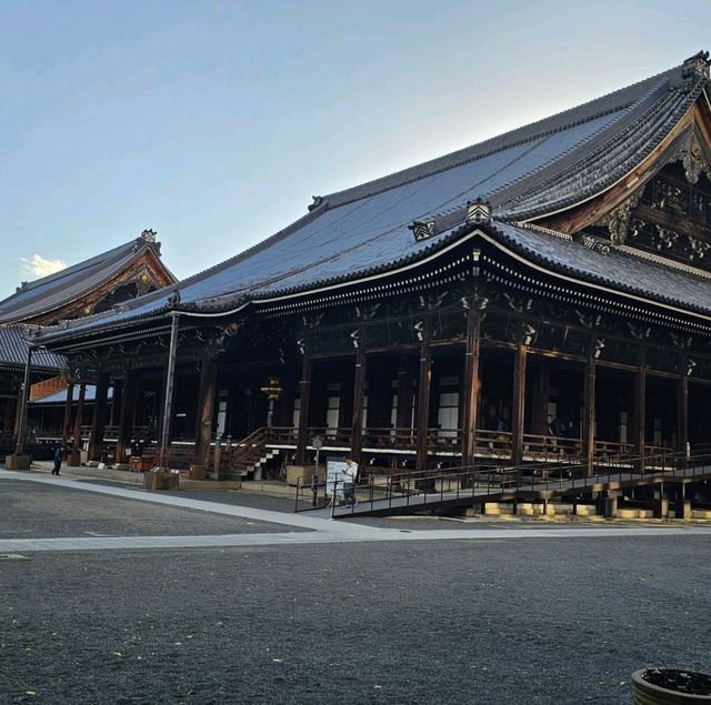 京都旅行，靜謐莊嚴的西本願寺。