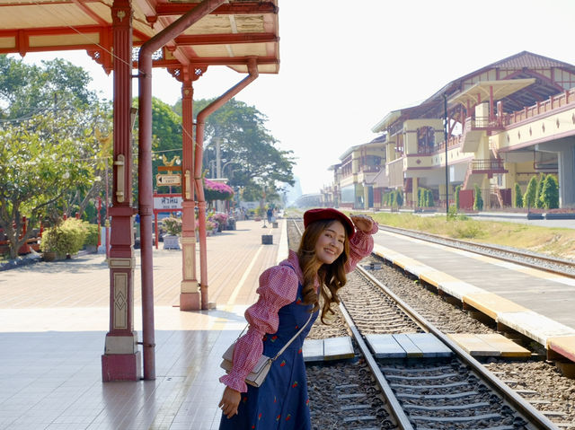 เที่ยวย้อนวันวาน…ที่สถานีรถไฟหัวหิน 🚂