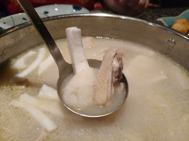 一間非常摩登的火鍋店帶有懷舊而有趣的氣氛