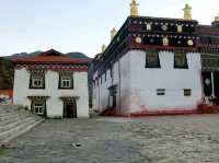 貢嘎朗吉嶺寺，四川甘孜稻城縣內最大的黃教寺廟