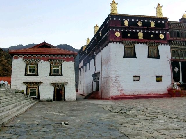 貢嘎朗吉嶺寺，四川甘孜稻城縣內最大的黃教寺廟