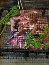 地鶏を炭火で焼いていただく