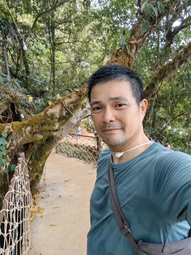   "ผ้าแดง" เขาคิชฌกูฏ  