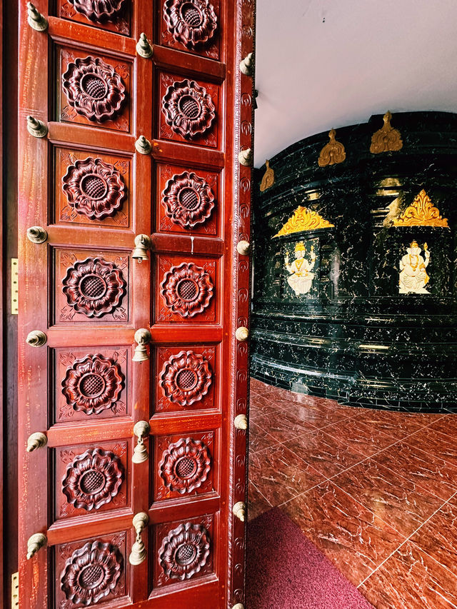 Batu Caves: A Feast for the Senses ⛰️