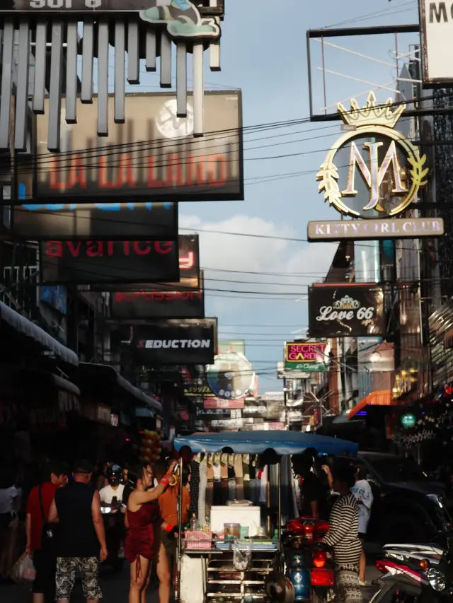 🛍️ **【芭堤雅逛街攻略:海濱城市的購物天堂】** 🌴