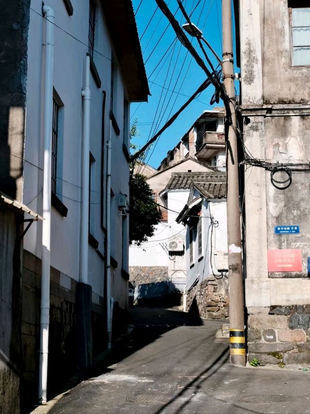 Filial Piety Archway: A Glimpse into Old Street Life