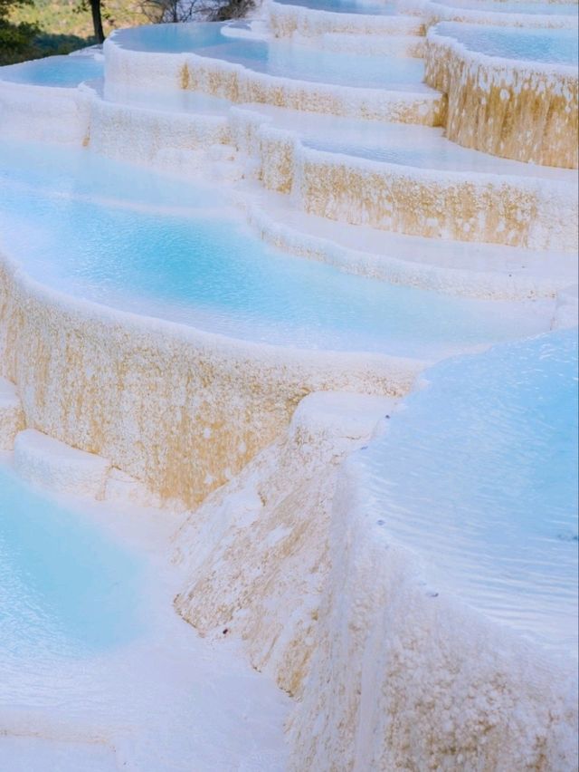 นาเทพ ไป่สุ่ยไถ ลี่เจียง: มนต์เสน่ห์ขั้นบันไดสีขาว