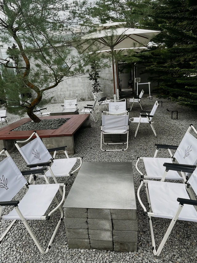 The RUD Café & Bistro— rustic and industrial-inspired interior