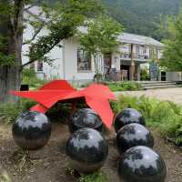 【山梨】白い建物と石畳 緑、季節の花々 様々なオシャレな飲食店やお土産店