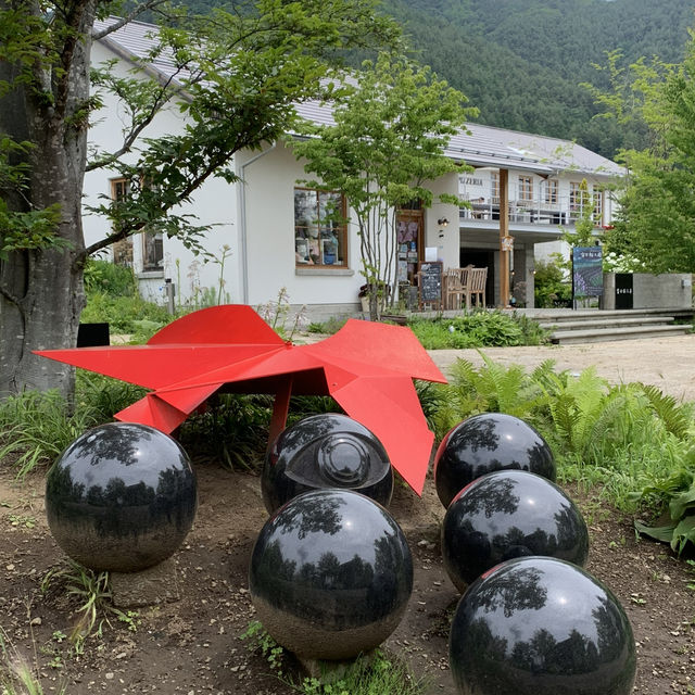 【山梨】白い建物と石畳 緑、季節の花々 様々なオシャレな飲食店やお土産店