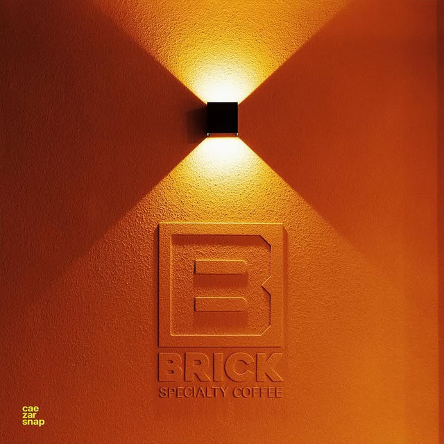 BBRICK คาเฟ่ดีไซน์โดเด่น สไตล์โมเดิร์นโทนสีส้ม
