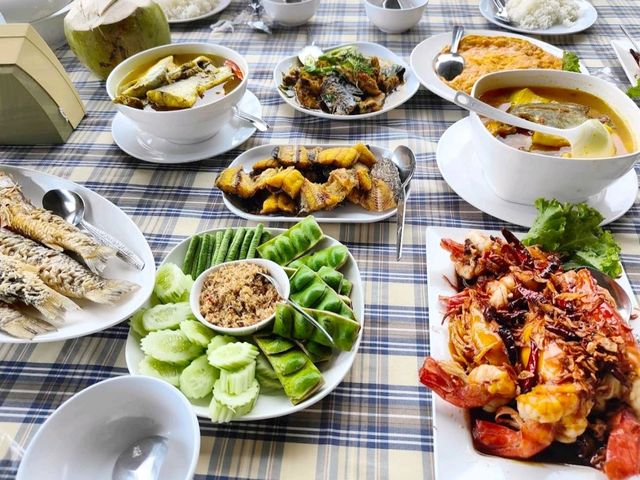 ร้านอาหารครัวริมน้ำ ทะเลน้อย พัทลุง