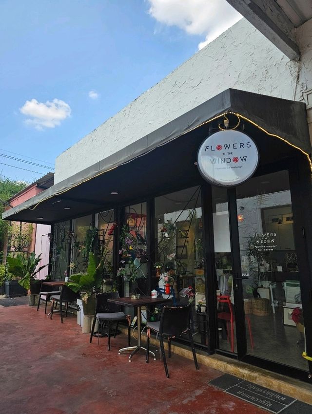 Flowers in the Window cafe | ลาดพร้าว