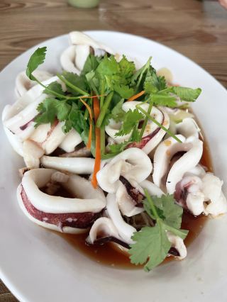 신 콸라 세페탕 씨푸드: 신선한 해산물 요리의 강변 낙원