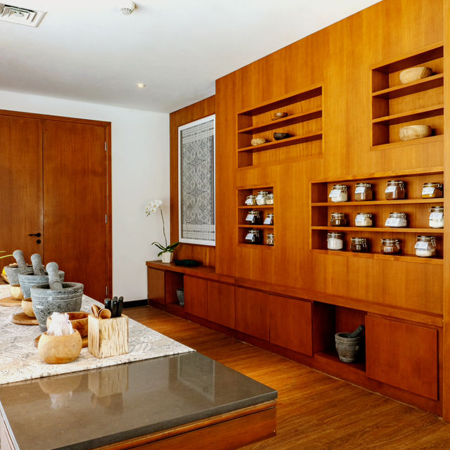 A Cliffside Haven of Unparalleled Luxury