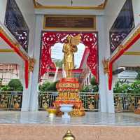 สักการะพระพุทธชินราชจำลองที่วัดสายไหม