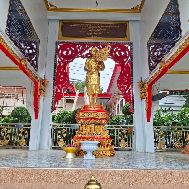 สักการะพระพุทธชินราชจำลองที่วัดสายไหม