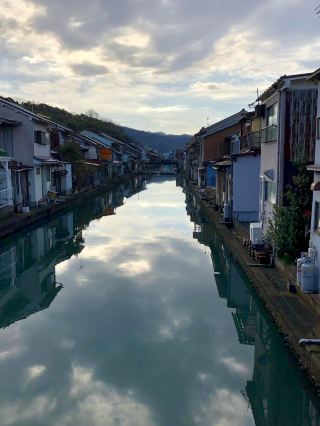 วันอันสงบในไมซุรุ – ทิวทัศน์ทะเลและสายลมบนยอดเขา