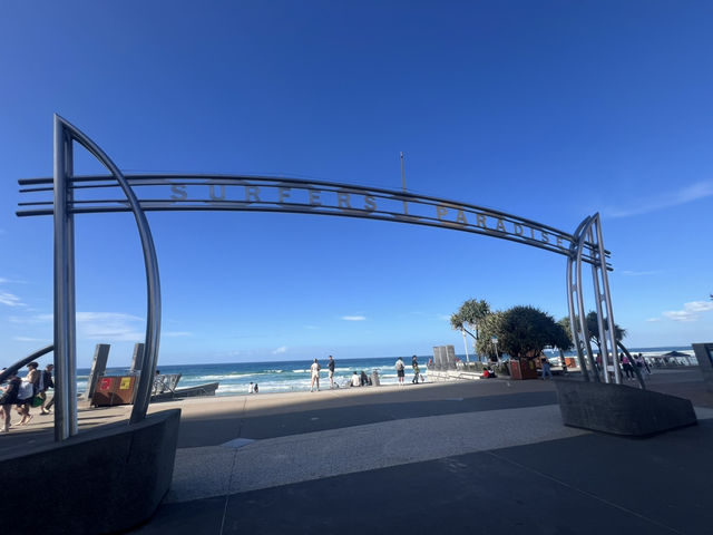 ☀️ 正午時分走在衝浪者天堂沙灘：陽光、海浪與熱情的黃金海岸